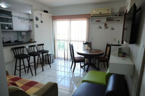 Loft c varanda e localizacao ideal a 650m da praia